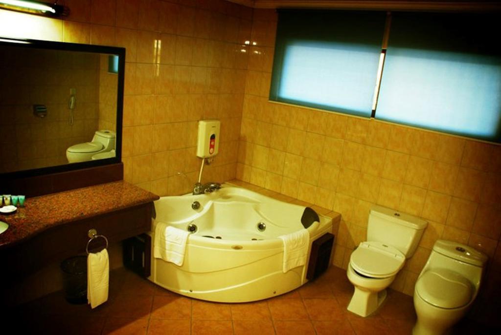 Grand Regal Hotel Bacolod Szoba fotó